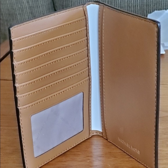 New Michael Kors Jet Set Travel Medium Passport Case Brown - Picture 6 of 6